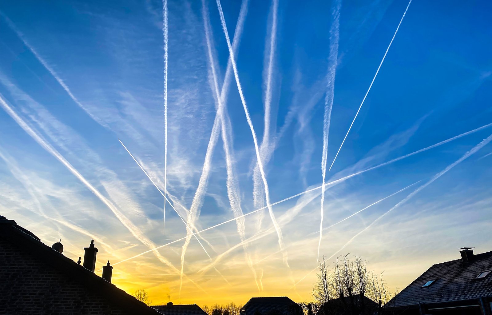 Chemtrails,In,The,Morning,Sky